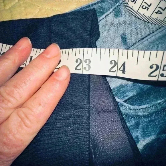 Liz Claiborne size 14 100% wool midnight blue pencil skirt.Hidden zipper, lined. - Picture 9 of 9